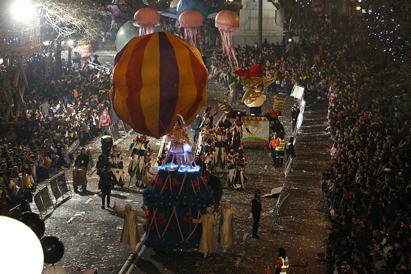 Las carrozas de la Cabalgata de los Reyes Magos de Madrid han hecho las delicias de los más pequeños.