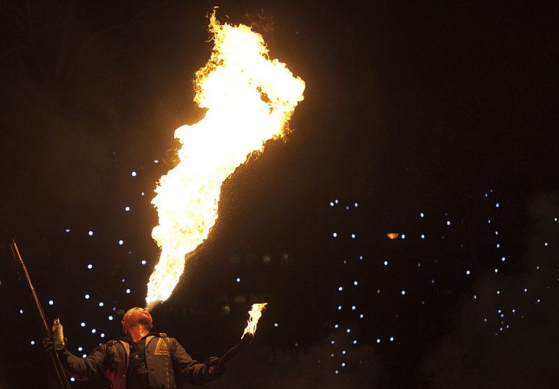 Exóticos lanzafuegos acompañan a Sus Majestades los Reyes Magos en Madrid