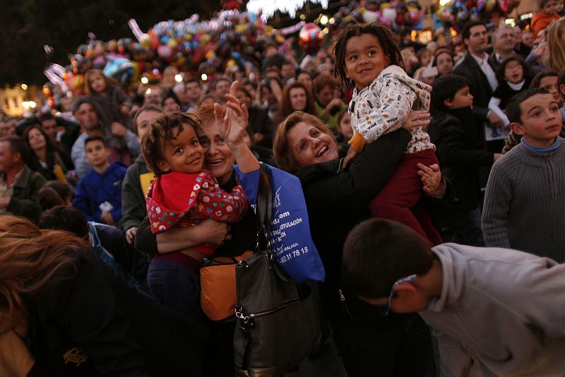 La ilusión de esta noche de Reyes se refleja en la cara de estos pequeños en Málaga