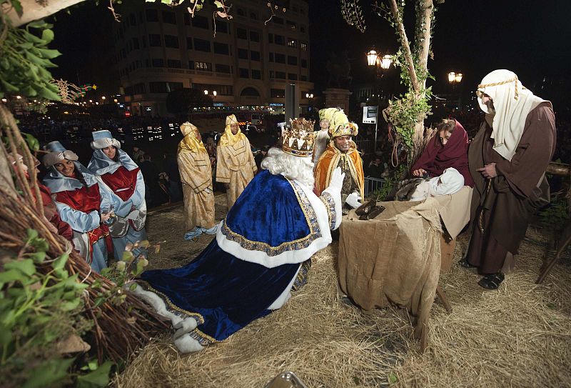 Melchor, Gapar y Baltasar ofrecen al niño Jesús sus regalos