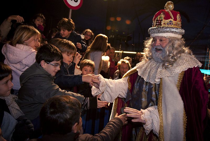 El Rey Melchor saluda a los niños que visitará por la noche en Palma de Mallorca