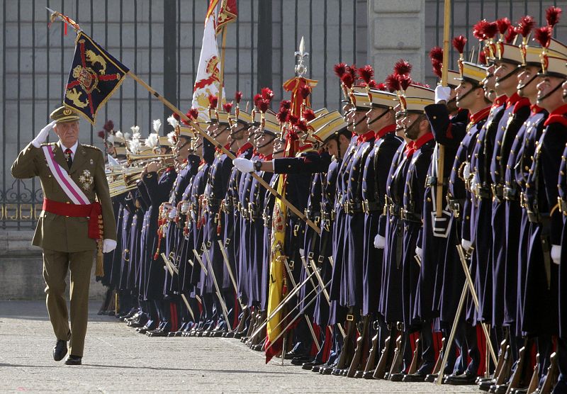 El rey Juan Carlos pasa revista a las tropas en la Plaza de la Armería del Palacio Real, al inicio de los actos de la Pascua Militar.