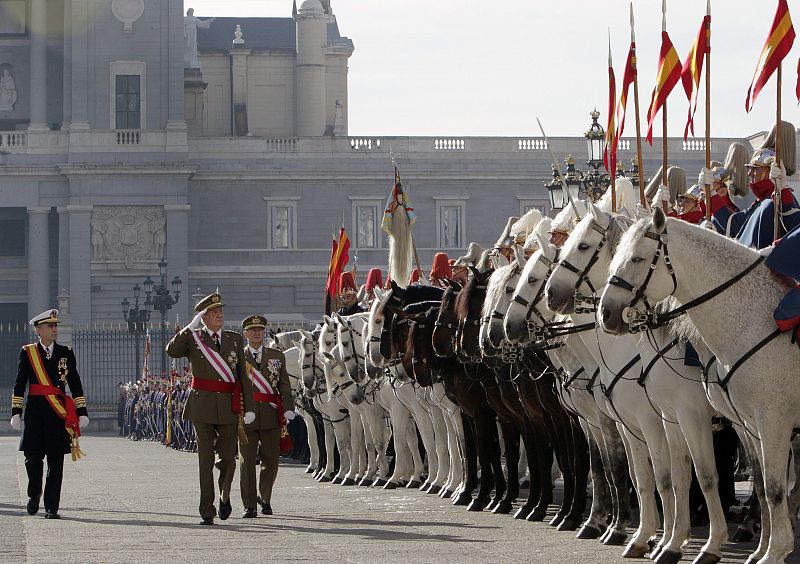 El rey Juan Carlos pasa revista a las tropas en la Plaza de la Armería del Palacio Real.RNO