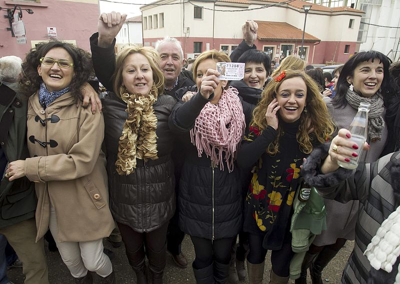 Vecinos de la localidad burgalesa de Huerta del Rey celebran el primer premio de la lotería del Niño