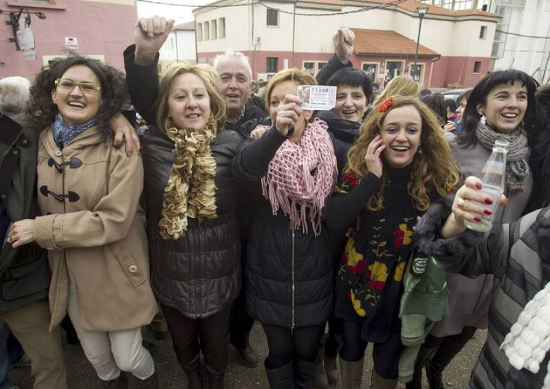 Vecinos de la localidad burgalesa de Huerta del Rey celebran el primer premio de la lotería del Niño 