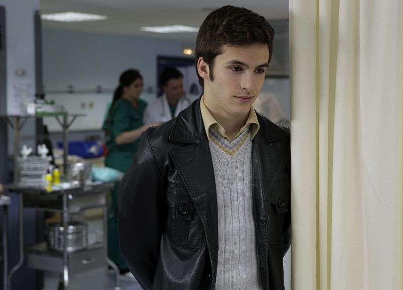 Tras la operación de Mercedes y el amago de infarto de Antonio, Carlos se da cuenta de que no merece la pena seguir enfadado con su padre. La paz regresa a la familia Alcántara.