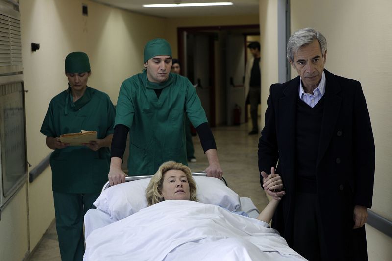 Antonio acompaña a Mercedes de camino a la sala de quirófano