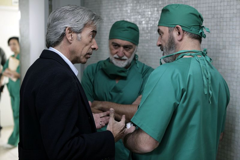 El cirujano que ha operado a Mercedes asegura que todo ha salido bien, aunque hay que esperar a las pruebas que determinen si el tumor es o no cancerígeno.