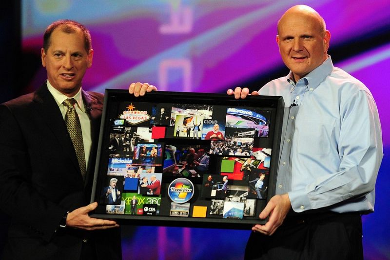 Gary Shapiro entrega una placa conmemorativa a Steve Ballmer (Microsoft) para agradecer su colaboración durante los últimos 14 años