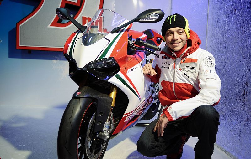 Valentino Rossi posa con la Ducati Panigale 1199 a su llegada a la "Wrooom, F1 y MotoGP".