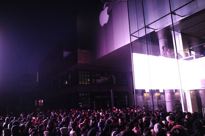 Según informa la corresponsal de TVE en la zona, Almudena Ariza, los fans soportaron temperaturas de 10º bajo cero para adquirir el terminal