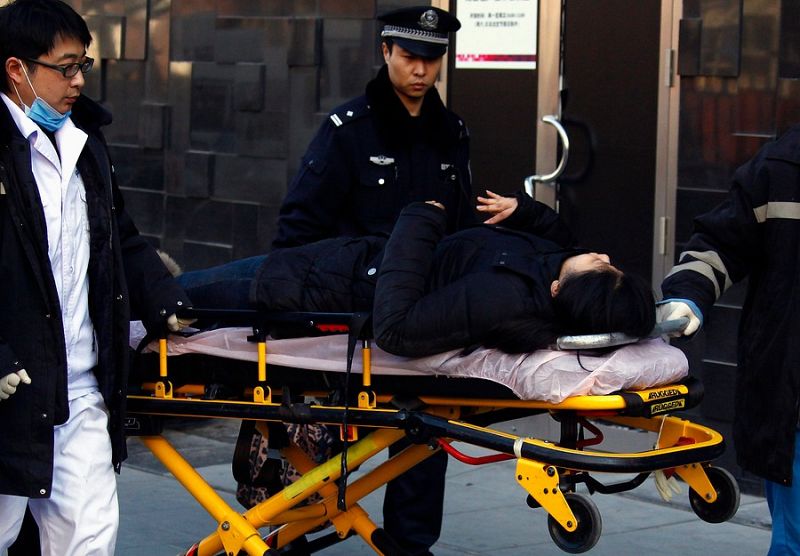 Los servicios de emergencias tuvieron que auxiliar a varias personas y sacarlas en camilla