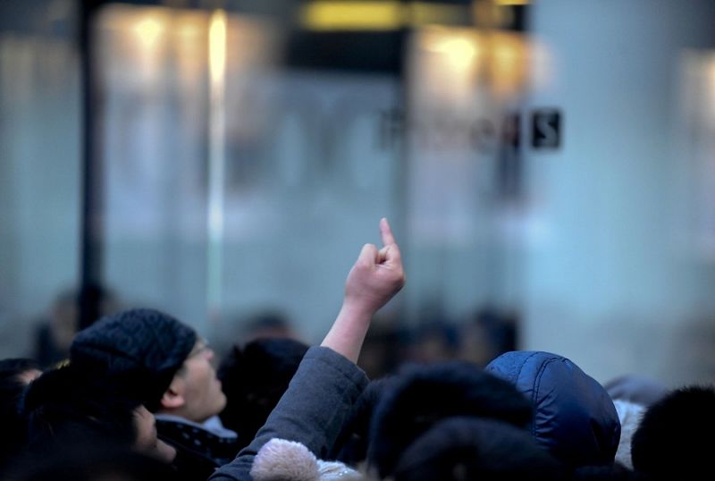 Muchos de los fans que esperaban a las puertas de la tienda Apple mostraron su descontento con la medida anunciada por la compañía de suspender el lanzamiento del iPhone 4S