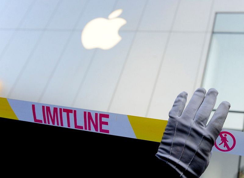 La policía tuvo que crear varios cordones de seguridad para evitar más altercados