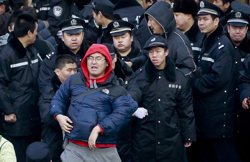 La policía se lleva a un hombre que se había intentado colar para comprar el iPhone 4S