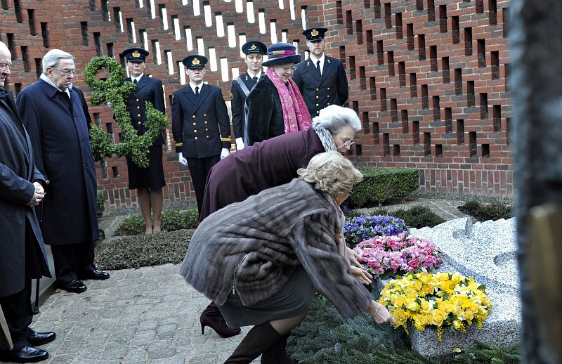 LA REINA MARGARITA DE DINAMARCA VISITA LAS TUMBAS DE SUS PADRES EN EL 40 ANIVERSARIO DE SU SUBIDA AL TRONO