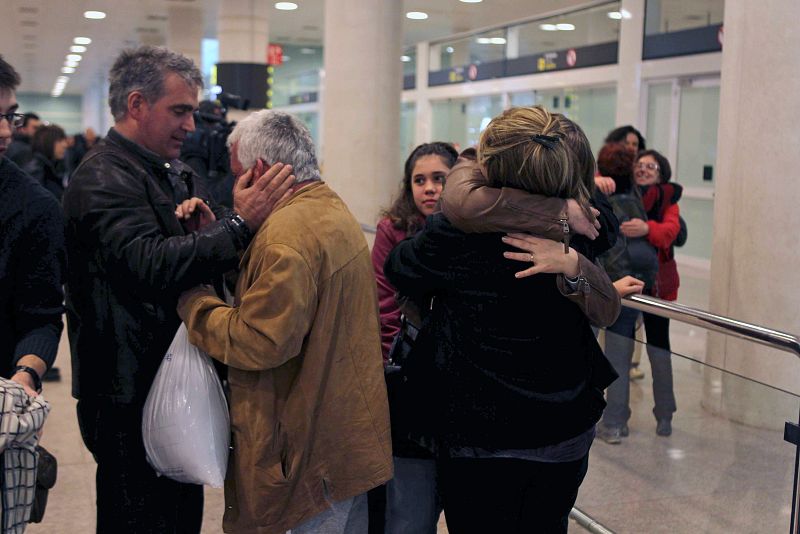 LLEGAN A BARCELONA UNOS 50 CATALANES QUE VIAJABAN EN EL CRUCERO QUE NAUFRAGÓ