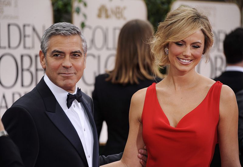 El actor estadounidense George Clooney y su novia, Stacy Keibler, posan en la alfombra roja de la 69 edición de los Globos de Oro.