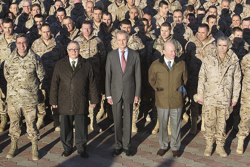 Foto del ministro de Defensa con las tropas y los altos mandos en Afganistán