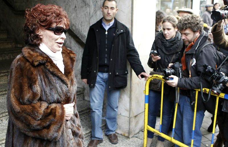 La cantante Encarnita Polo tras visitar la capilla ardiente de Manuel Fraga,