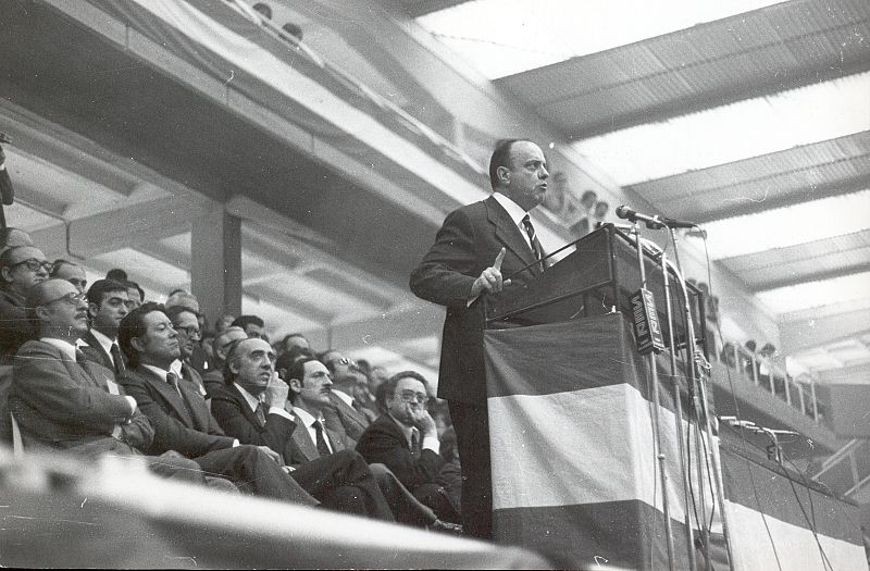 Manuel Fraga en 1977 dando un discurso como líder de Alianza Popular