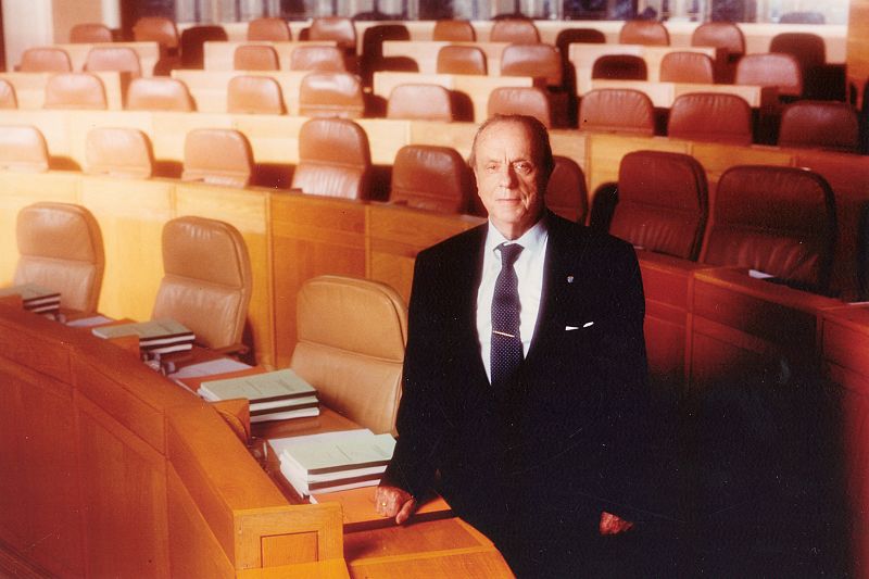 Fraga, posando en el Parlamento gallego en 1997