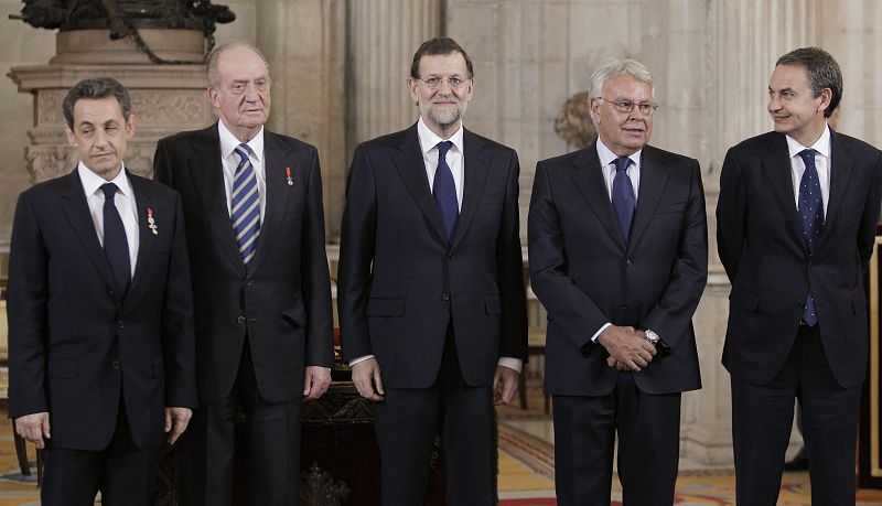 El rey Juan Carlos, acompañado de los expresidentes del Gobierno Felipe González y José Luis Rodríguez Zapatero y el presidente del Gobierno, Mariano Rajoy, durante el acto de imposición del Collar de la Orden del Toisón de Oro al presidente francés,