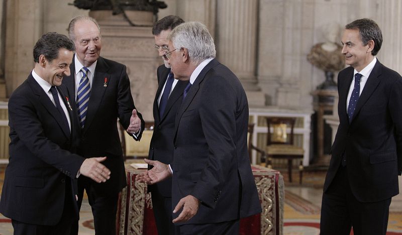 El rey Juan Carlos, acompañado de los expresidentes del Gobierno Felipe González, José Luis Rodríguez Zapatero y el presidente del Gobierno, Mariano Rajoy.