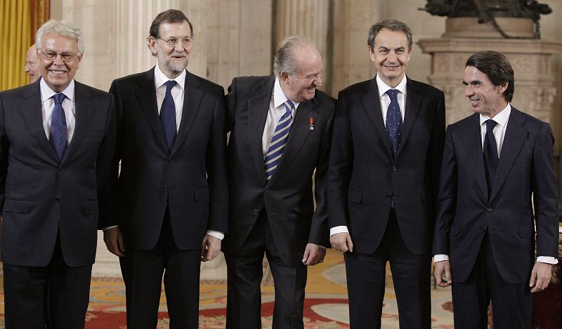 El rey Juan Carlos, acomapaño de los expresidentes del Gobierno Felipe González, José Luis Rodríguez Zapatero y José María Aznar, y el presidente del Gobierno, Mariano Rajoy, durante el acto de imposición del Collar de la Orden del Toisón de Oro al p