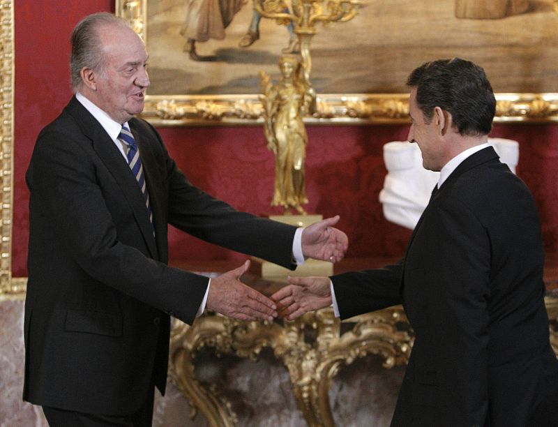 El rey Juan Carlos saluda al presidente francés, Nicolas Sarkozy, con quien ha mantenido hoy un encuentro en el Palacio Real antes de imponerle el Collar de la Orden del Toisón de Oro.