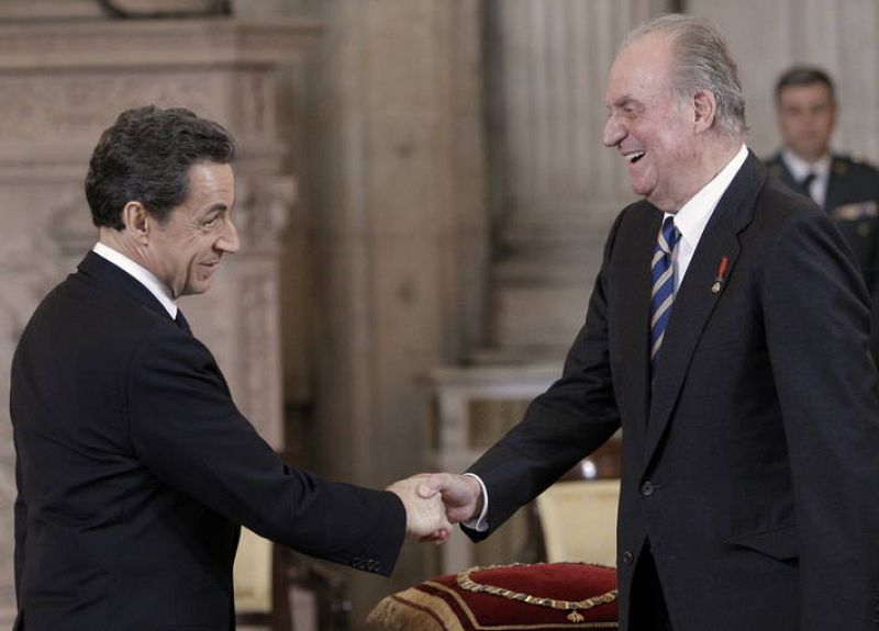 El rey Juan Carlos, durante el acto de imposición del Collar de la Orden del Toisón de Oro al presidente francés, Nicolas Sarkozy, antes de ofrecer en su honor un almuerzo en el Palacio Real.