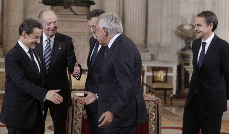 El rey Juan Carlos, acompañado de los expresidentes del Gobierno Felipe González, José Luis Rodríguez Zapatero y el presidente del Gobierno, Mariano Rajoy.