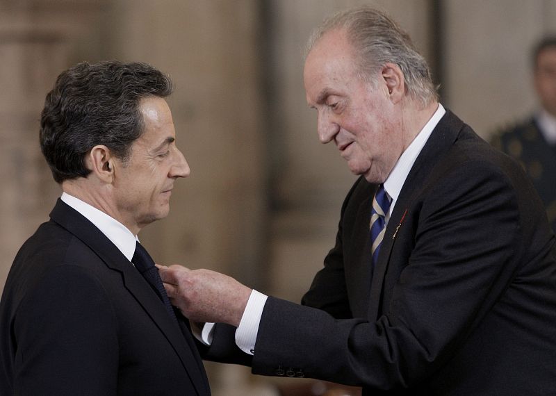 El rey Juan Carlos, durante el acto de imposición del Collar de la Orden del Toisón de Oro al presidente francés, Nicolas Sarkozy, antes de ofrecer en su honor un almuerzo en el Palacio Real.