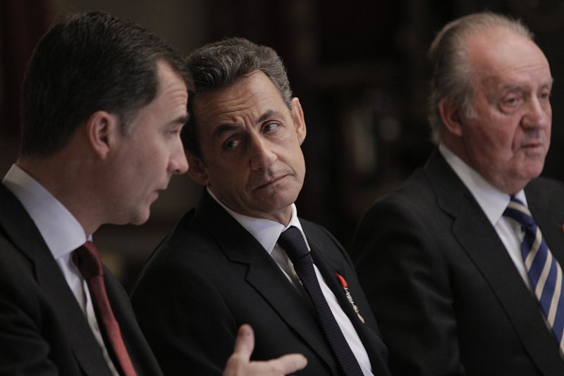El rey Juan Carlos, junto al Príncipe de Asturias, Don Felipe, durante el almuerzo en el Palacio Real en honor del presidente francés, Nicolas Sarkozy, tras el acto de imposición del Collar de la Orden del Toisón de Oro.