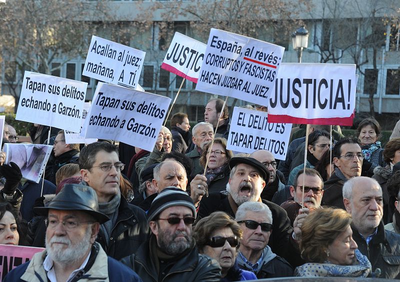 A las puertas del Supremo se han concentrado un grupo de manifestantes para apoyar a Baltasar Garzón