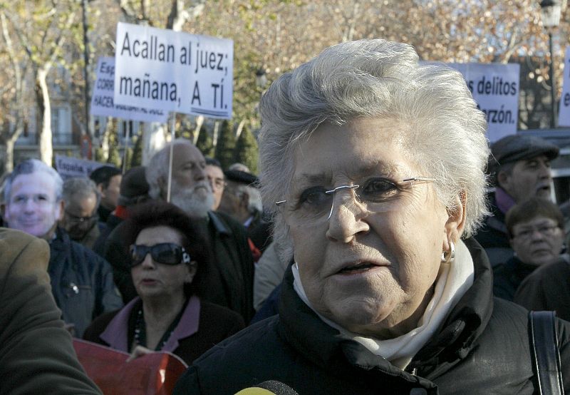 Un grupo de simpatizantes del juez Baltasar Garzón, encabezado por la actriz Pilar Bardem (en la imagen) y el diputado de IU Gaspar Llamazares, muestran su apoyo al magistrado.