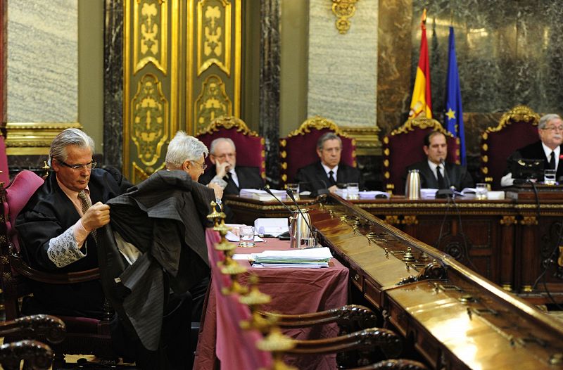 Garzón viste la toga de juez en el banquillo de los acusados en el Tribunal Supremo en su primer juicio