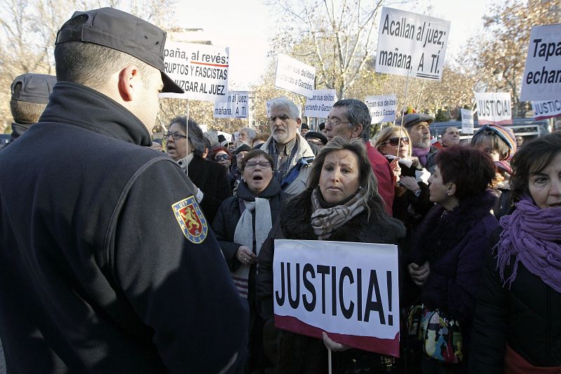 Durante la protesta de apoyo se han oído gritos de "hay que juzgar al franquismo criminal".