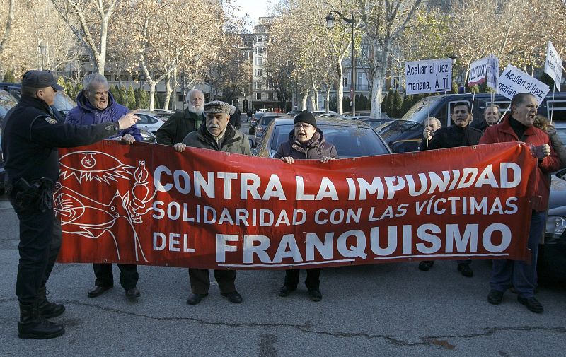 Un grupo de simpatizantes sostiene una pancarta en la que se puede leer "Contra la impunidad,solidaridad con las víctimas del franquismo", al tiempo que coreaban gritos en solidaridad con apoyo al juez e insistiendo en que "hay que juzgar al franquis