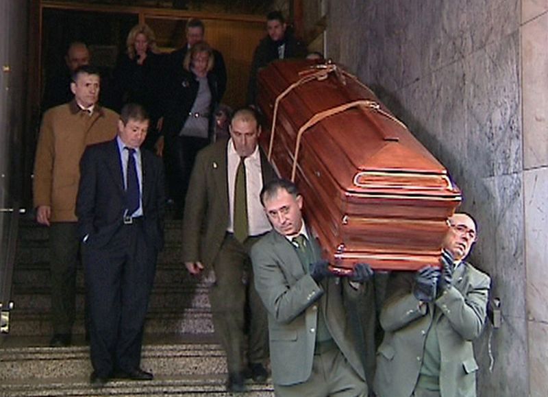 Traslado del féretro de Manuel Fraga desde su domicilio, situado en la calle Fernando el Católico en Madrid, que ha salido esta mañana con dirección a la localidad coruñesa de Perbes.