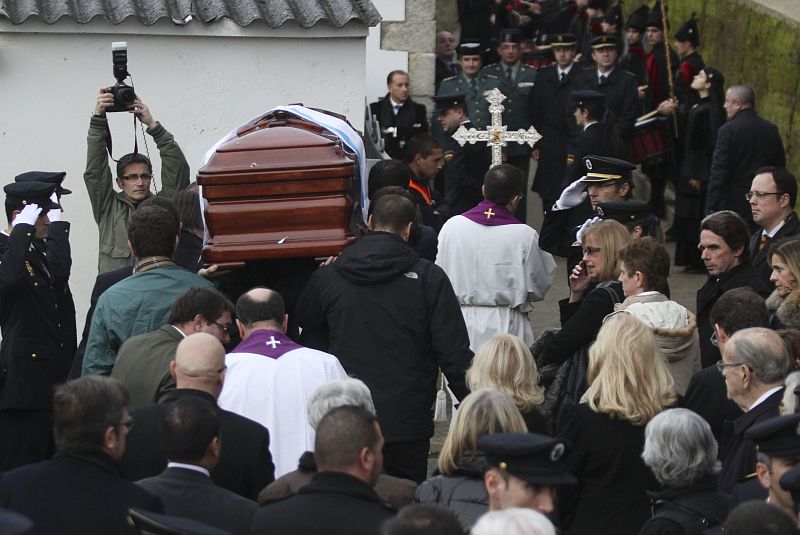 El féretro de Fraga ha sido transportado por sus nietos hasta el cementerio.