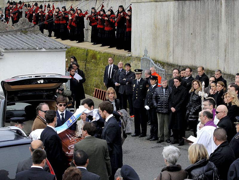 El féretro con los restos mortales de Manuel Fraga a su llegada a la iglesia parroquial de Perbes.