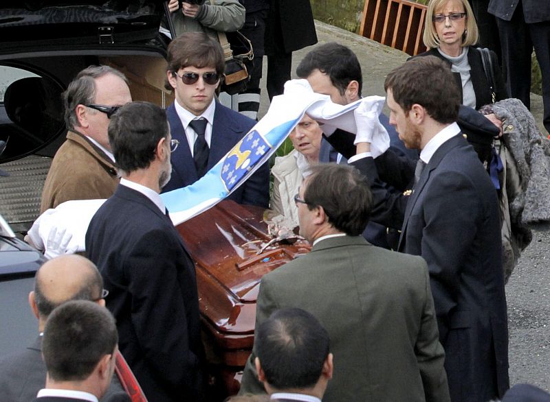 La familia coloca la bandera de Galicia sobre el féretro con los restos mortales de Manuel Fraga, a su llegada a la iglesia parroquial de Perbes.