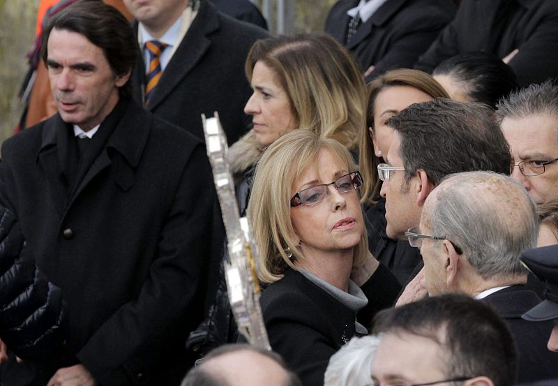 El expresidente del Gobierno José María Aznar y su esposa, la alcaldesa de Madrid, Ana Botella, y Carmen (c), la hija de Fraga, que saluda a Núñez Feijoo (d), a su llegada a la iglesia parroquial de Perbes.