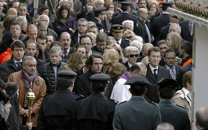 El expresidente del Gobierno José María Aznar (c) y el presidente de la Xunta,Alberto Núñez Feijóo (2d), durante el sepelio de Manuel Fraga.