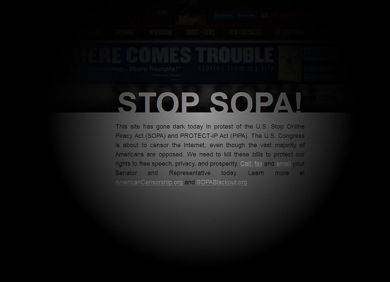 La web del polémico Michael Moore también 'se ha ido a negro' para protestar contra la Ley SOPA y han creado una interfaz en la que el usuario se puede desplazar por la página dirigiendo un foco de luz con el ratón del ordenador.