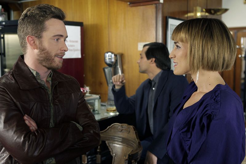 Toni se encuentra por casualidad a Juana, su exmujer.