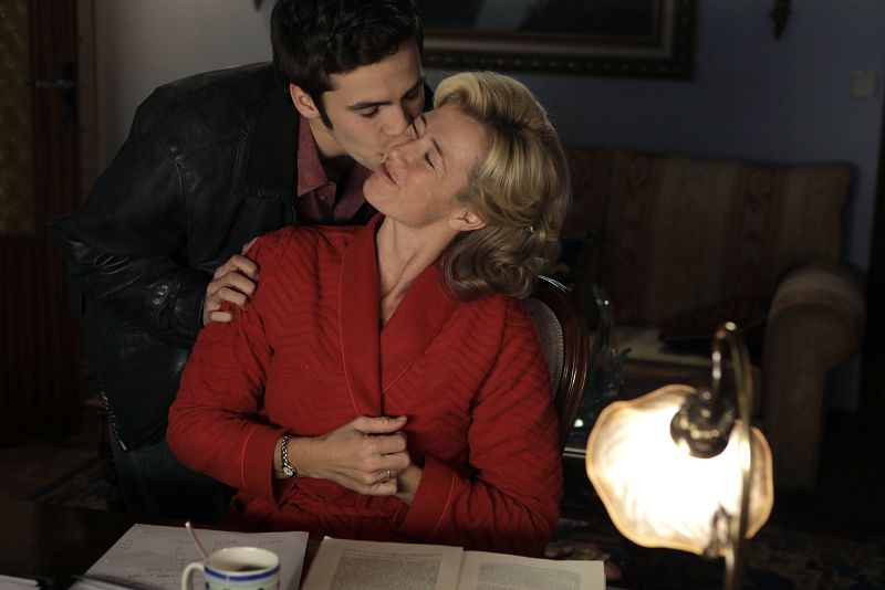 Ahora que ha hecho las paces con su padre, Carlos cada vez pasa más tiempo en casa para estar junto a Mercedes en todo momento.