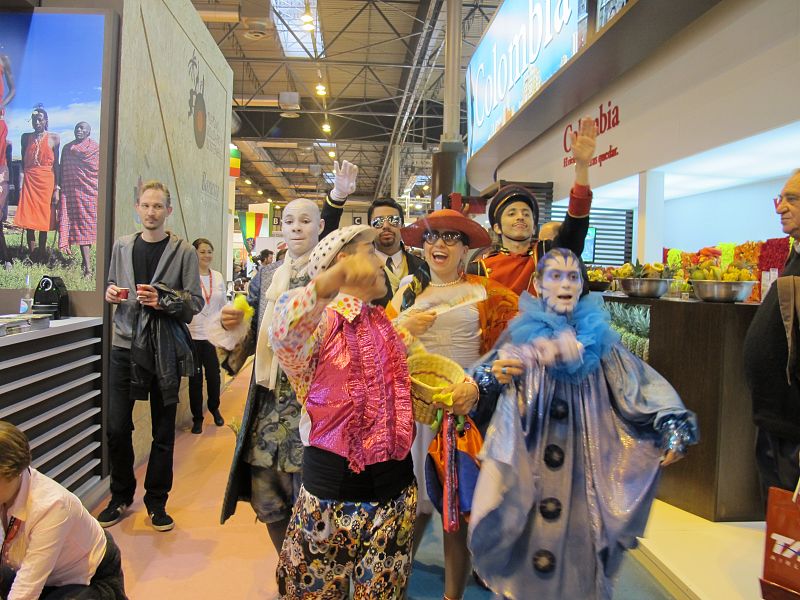 Un pasacalles ha animado la mañana en Fitur.