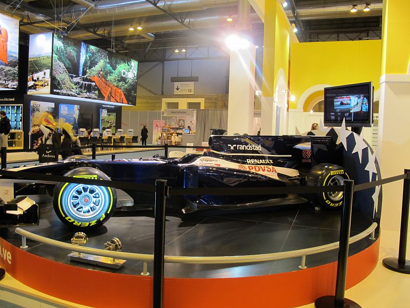 Un coche de carreras en medio de Fitur.